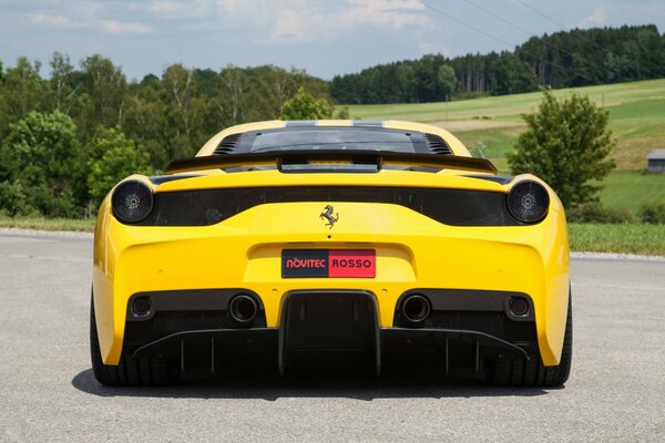 En la carretera hay un hermoso coche amarillo