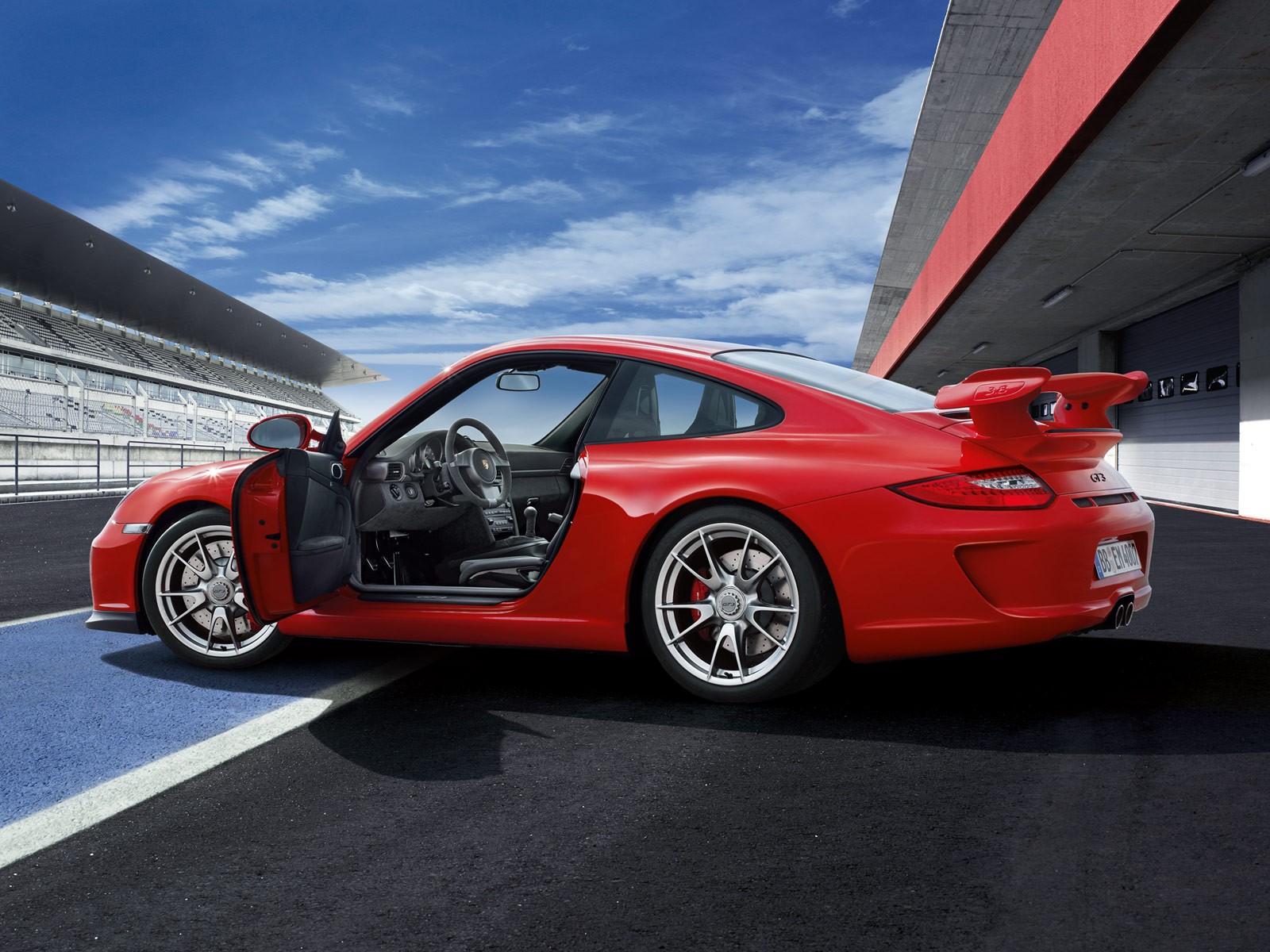 porsche 911 gt3 pista salón cielo rojo