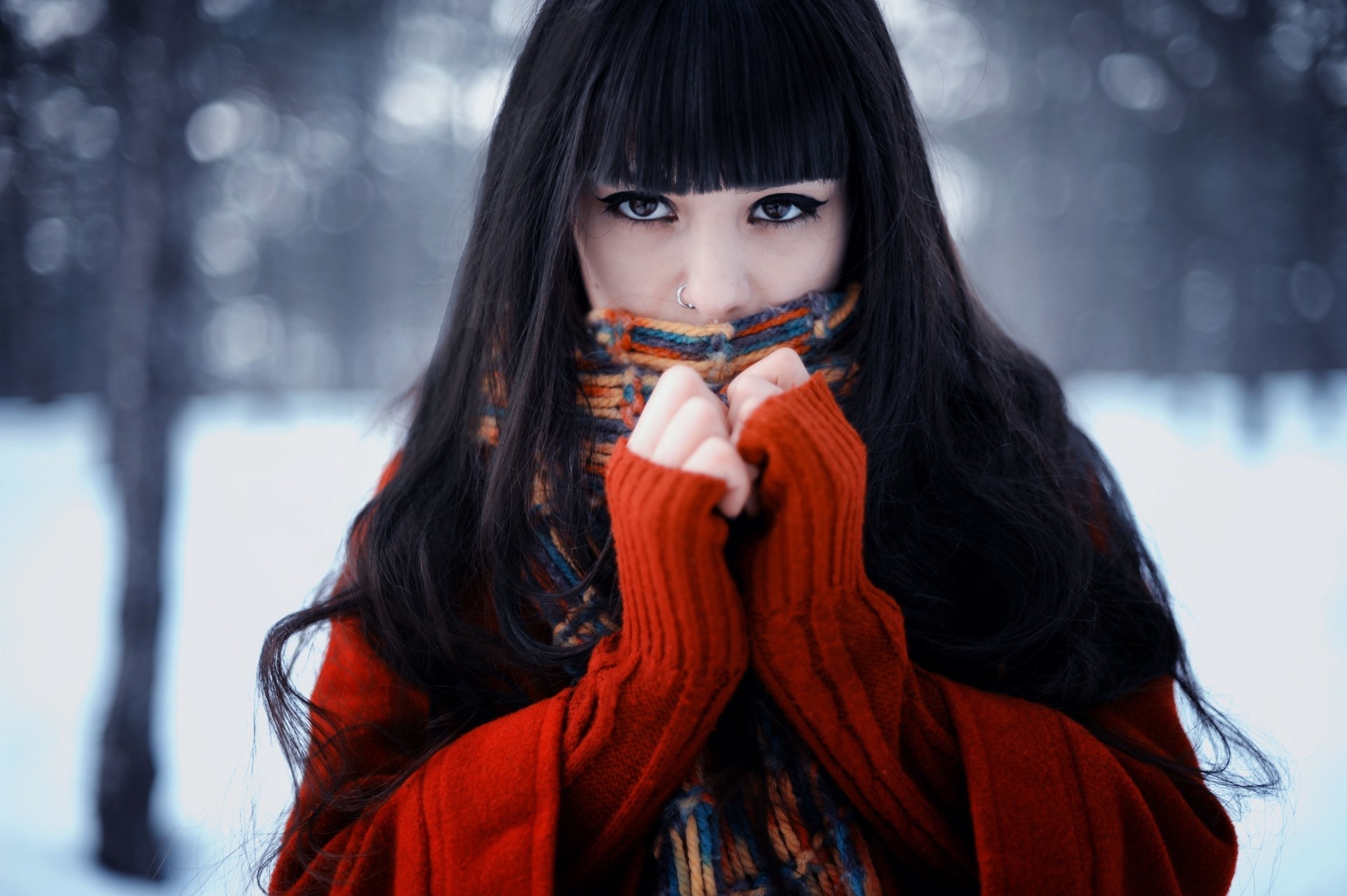 femme neige fille brunette gros plan hiver