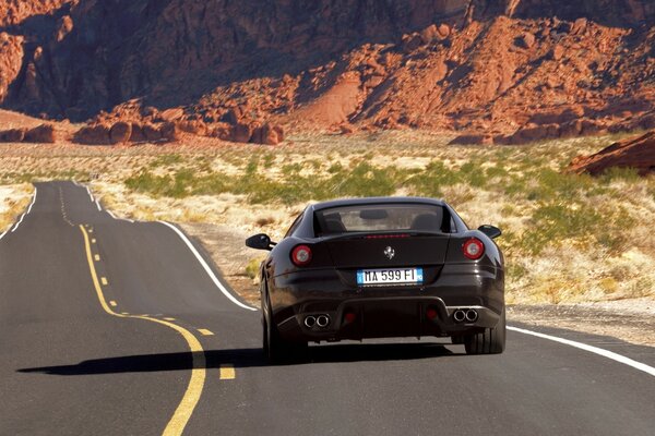 Ferrari 599gtb nel deserto degli Stati Uniti vista posteriore