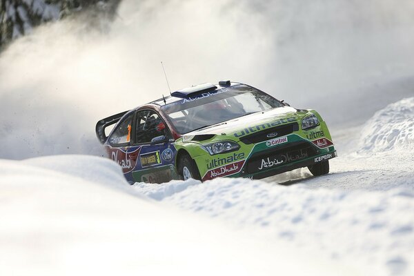 El coche de carreras de Ford en una pista de nieve en Suecia