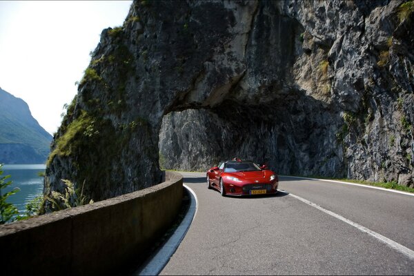 Una supercar rossa sportiva in pista