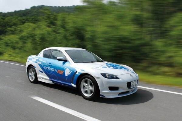 Mazda rx-8 blanco con hidrógeno