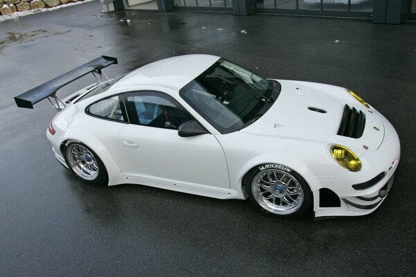 Porsche 911 gt3 rsr blanco en la calle