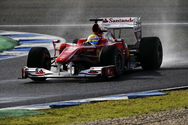 Ferrari F10 sur la piste de course en virage