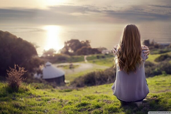 Chica de atrás al atardecer