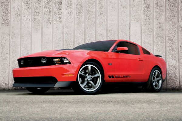 Czerwony sportowy Ford Mustang