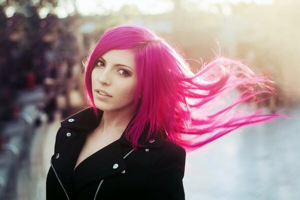 Chica con el pelo de color rosa brillante