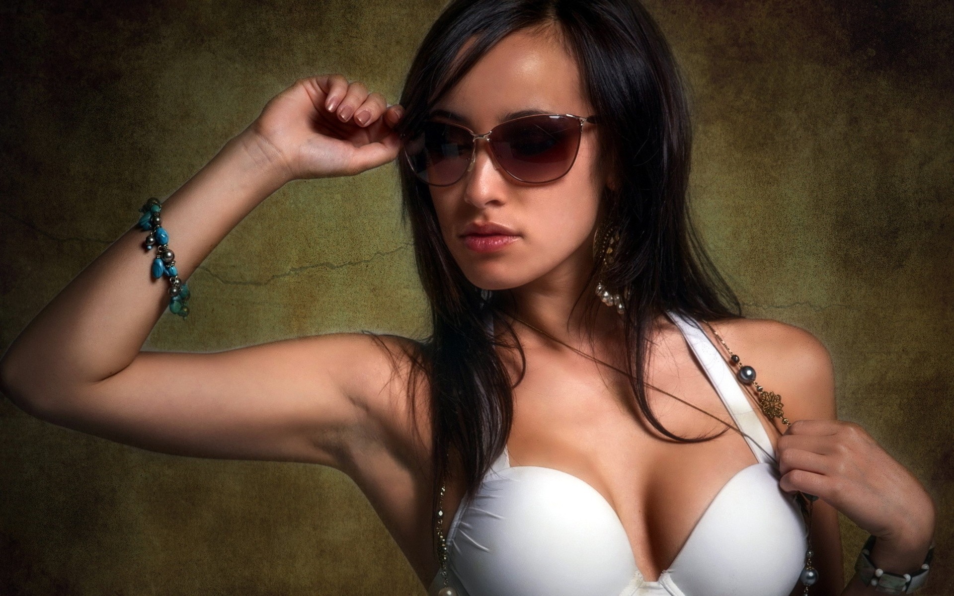 background girl sunglasse