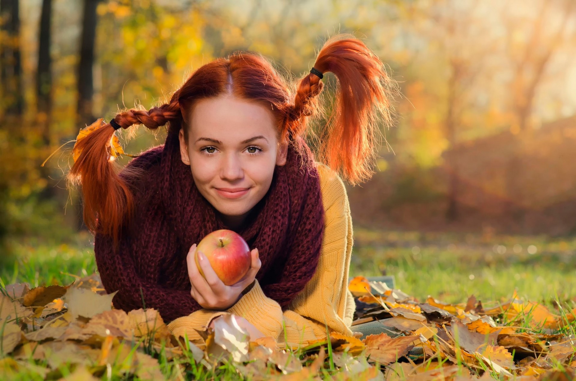 ragazza mela capelli rossi trecce autunno