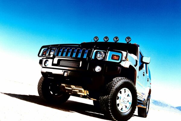 Azul SUV Hummer en el desierto