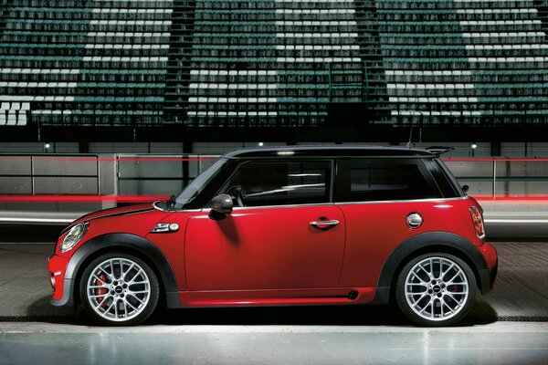 El Mini Cooper rojo más fresco en discos elegantes