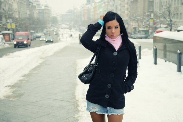 Fille en jupe courte se dresse sur le fond du paysage d hiver