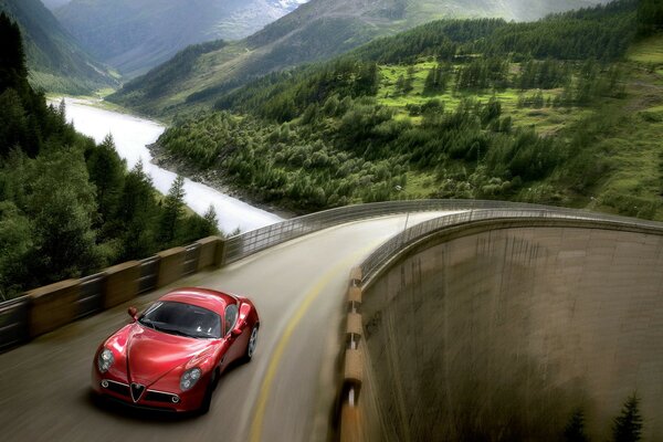 Alfa Romeo 8C corre por la pista