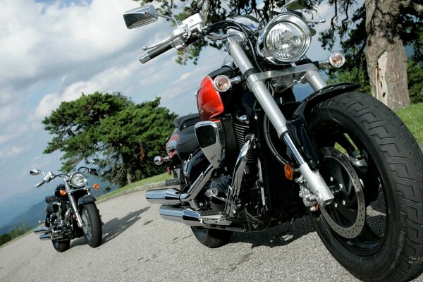 Deux motos debout sur la route sans motards