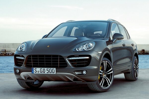 Voiture Porsche Cayenne avec de beaux disques