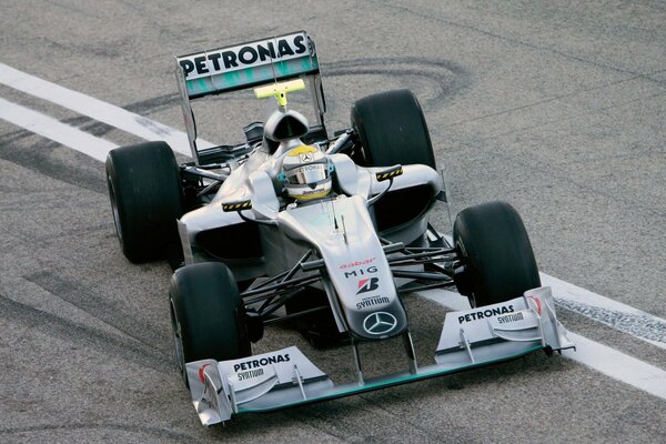 Voiture de course Mercedes sur la piste