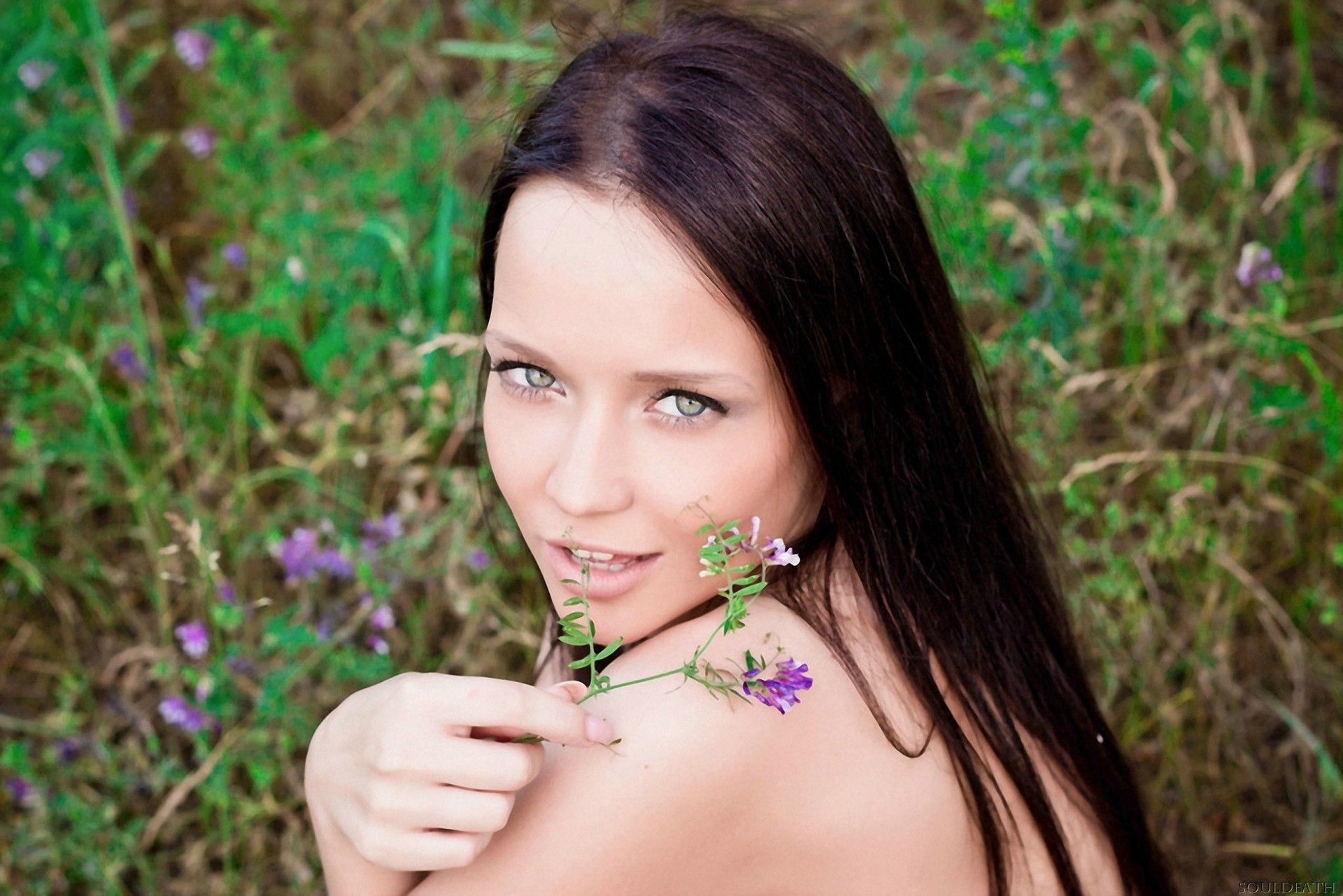 lina beauté adolescent modèle brunette fleurs