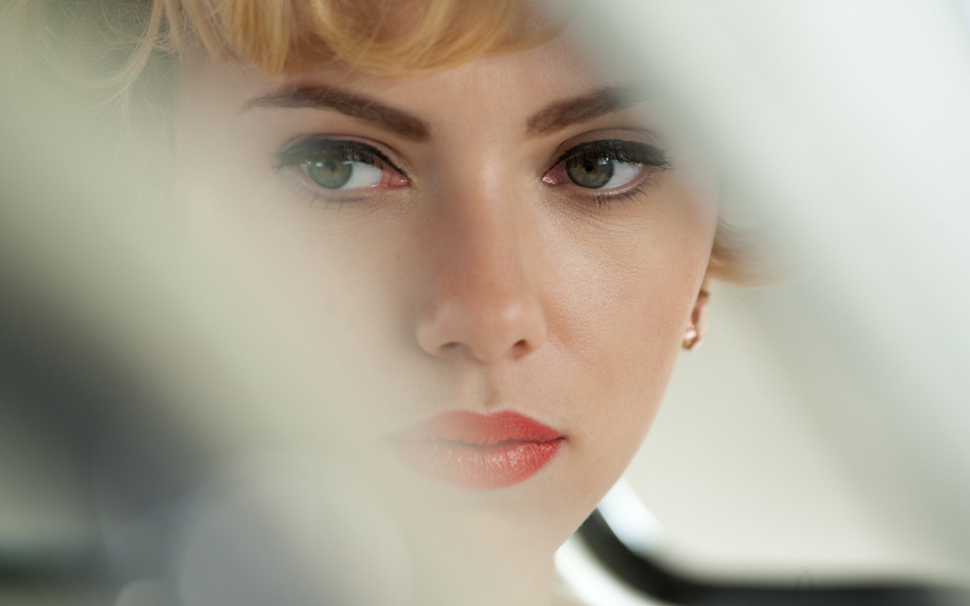 make-up scarlett johansson views reflection