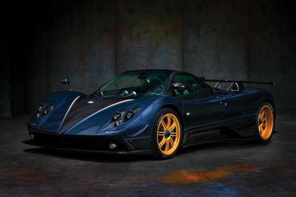 Coche deportivo sonda Pagani vista frontal