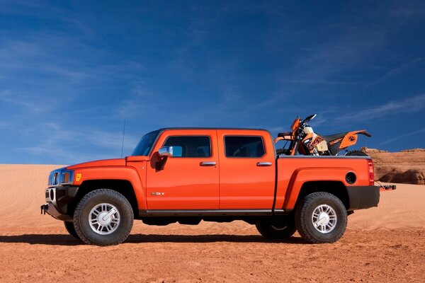 Voiture debout sur une surface de sable