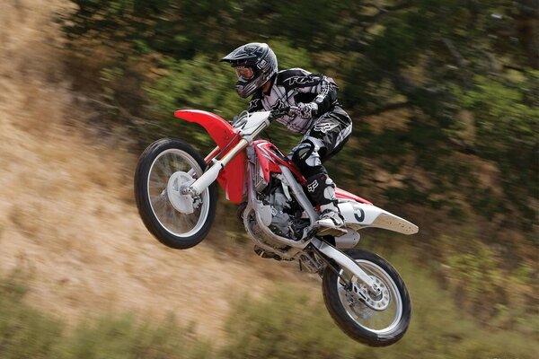 Coureur dans le casque. Saut à moto