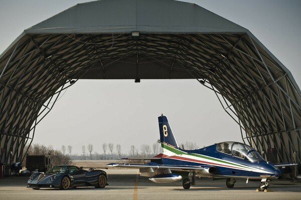 Coche deportivo de la sonda de Pagani y avión