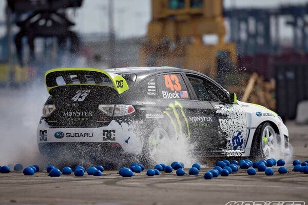 Subaru impreza a roulé sur des ballons d eau bleus