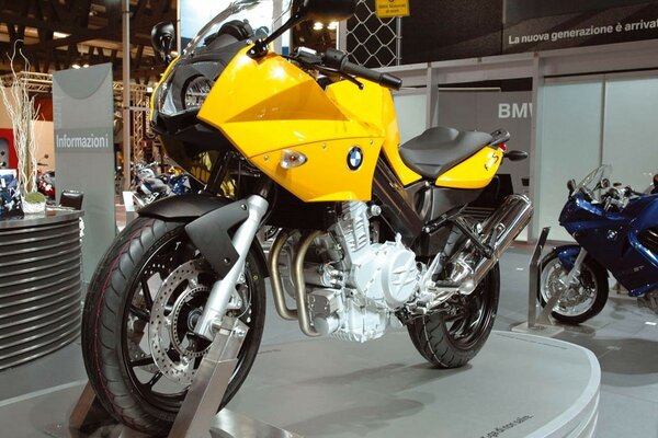 Giallo moto BMW Exhibition