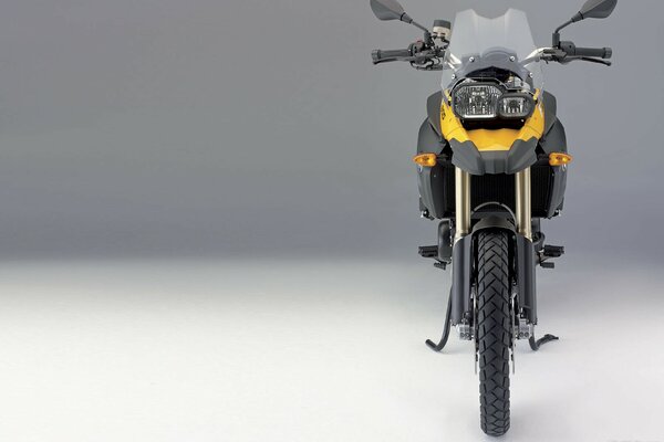 Negro amarillo moto vista frontal