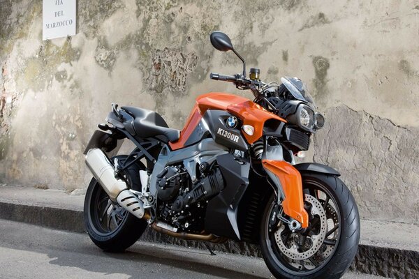 Moto allemande de marque BMW orange