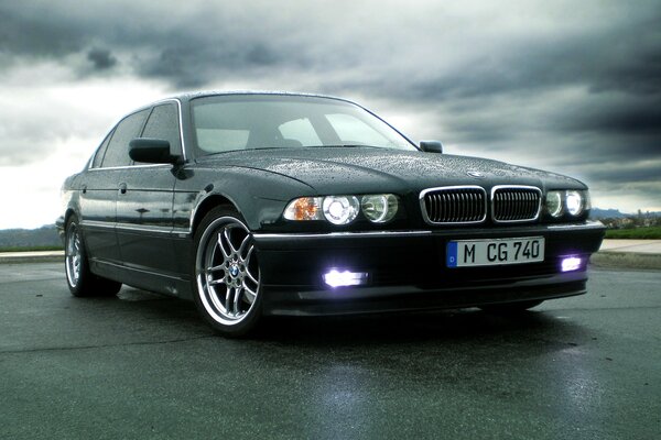 Fondo de pantalla nubes de lluvia y fresco BMW