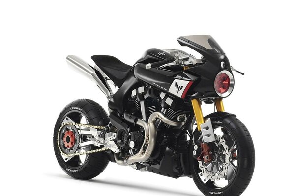 Moto nera con turbina su sfondo bianco