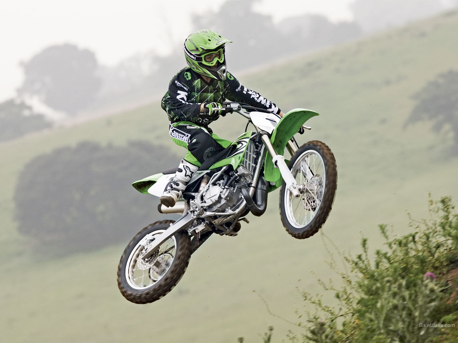 kawasaki kx85-я палет на мотоцикле