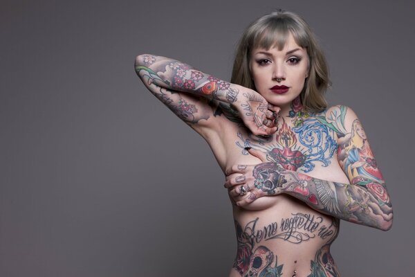 Chica con tatuajes de colores en todo el cuerpo