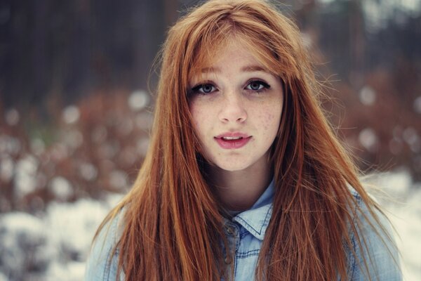 Rousse fille avec des taches de rousseur