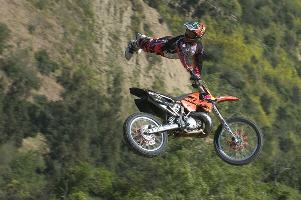 Volare in moto è un acrobazia rischiosa