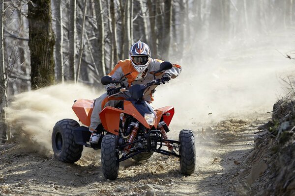 ATV dryfuje, pozostawiając za sobą chmurę pyłu