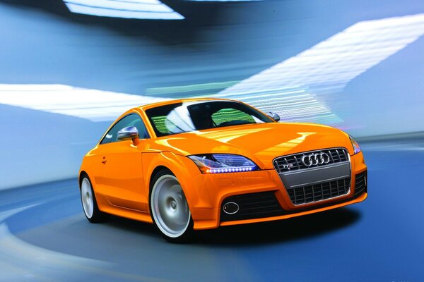 Elegante naranja Audi TT-x sobre fondo azul