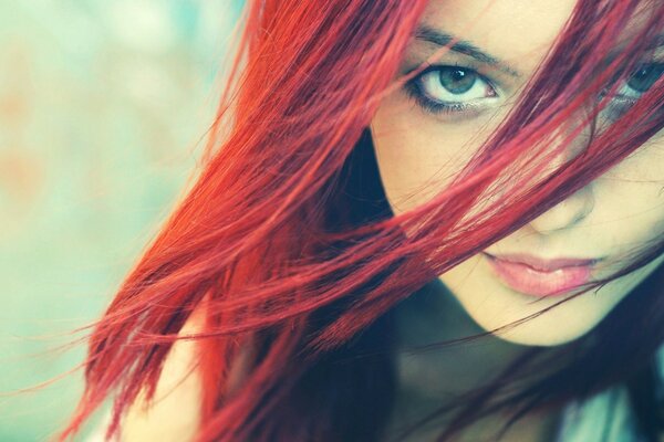 Ragazza con i capelli rossi in posa