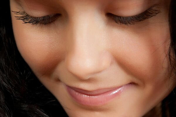 Beau visage de brune souriante