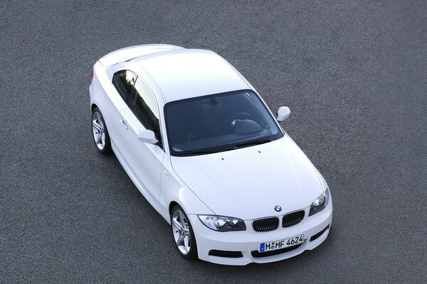 Bmw 135i su asfalto grigio