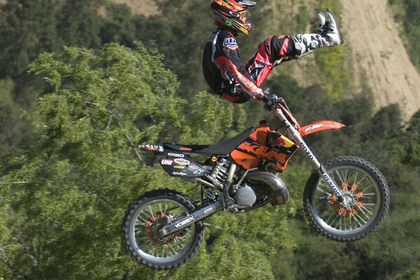 Ein Motorradfahrer fährt einen Trick vor dem Hintergrund einer Klippe