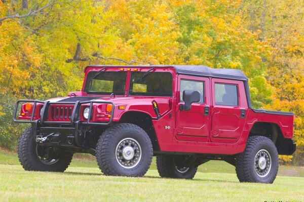 Ein legendärer amerikanischer SUV. Roter Hummer