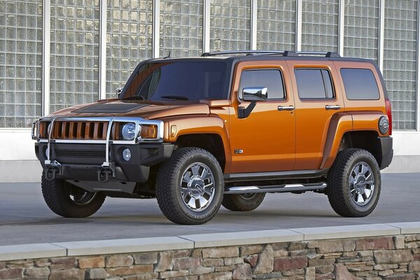 Hummer orange sur fond de grandes Vitres