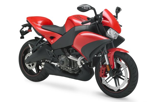 Черно-красный buell 1125cr - х на белом фоне