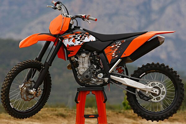 Motorrad ktm 505_sx - e Cross auf Naturhintergrund