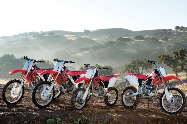 Honda Motorräder auf dem Hintergrund der Berge