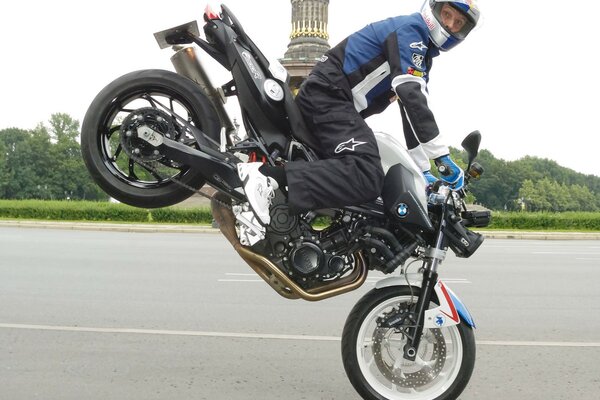 Monter une moto sur la roue avant