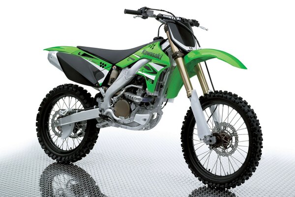 Moto Kawasaki verde chiaro su sfondo bianco